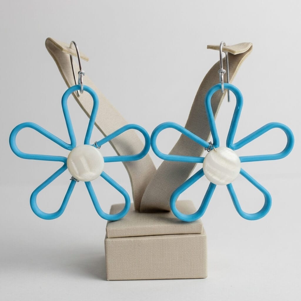 Brinco Madrepérola em Flor azul — flor em impressão 3D com madrepérola natural ao centro e gancho de alumínio antialérgico
